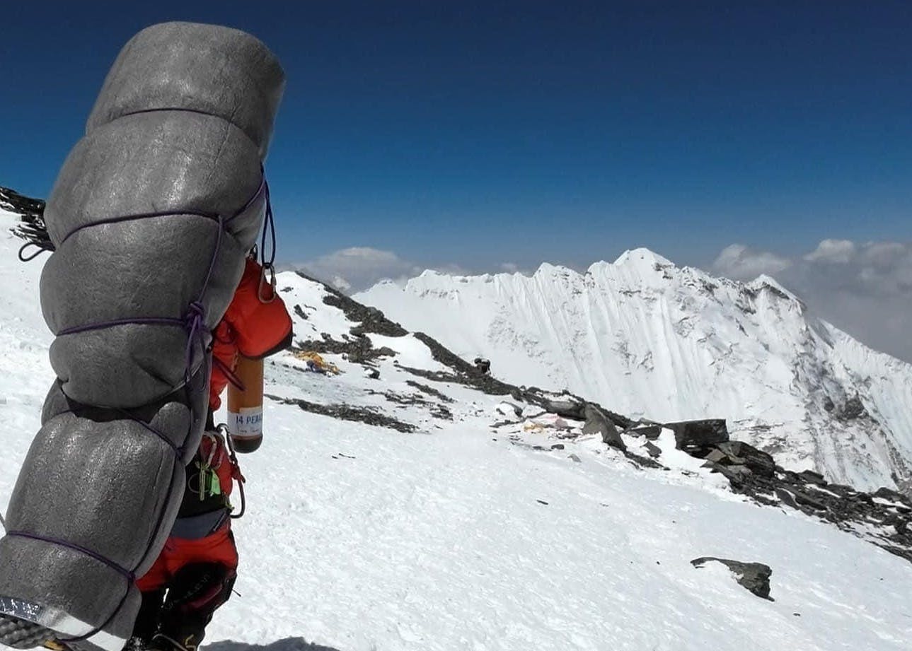 A Heroic Rescue on Mount Everest: Sherpa Guide Saves Climber's Life in the Perilous 'Death Zone